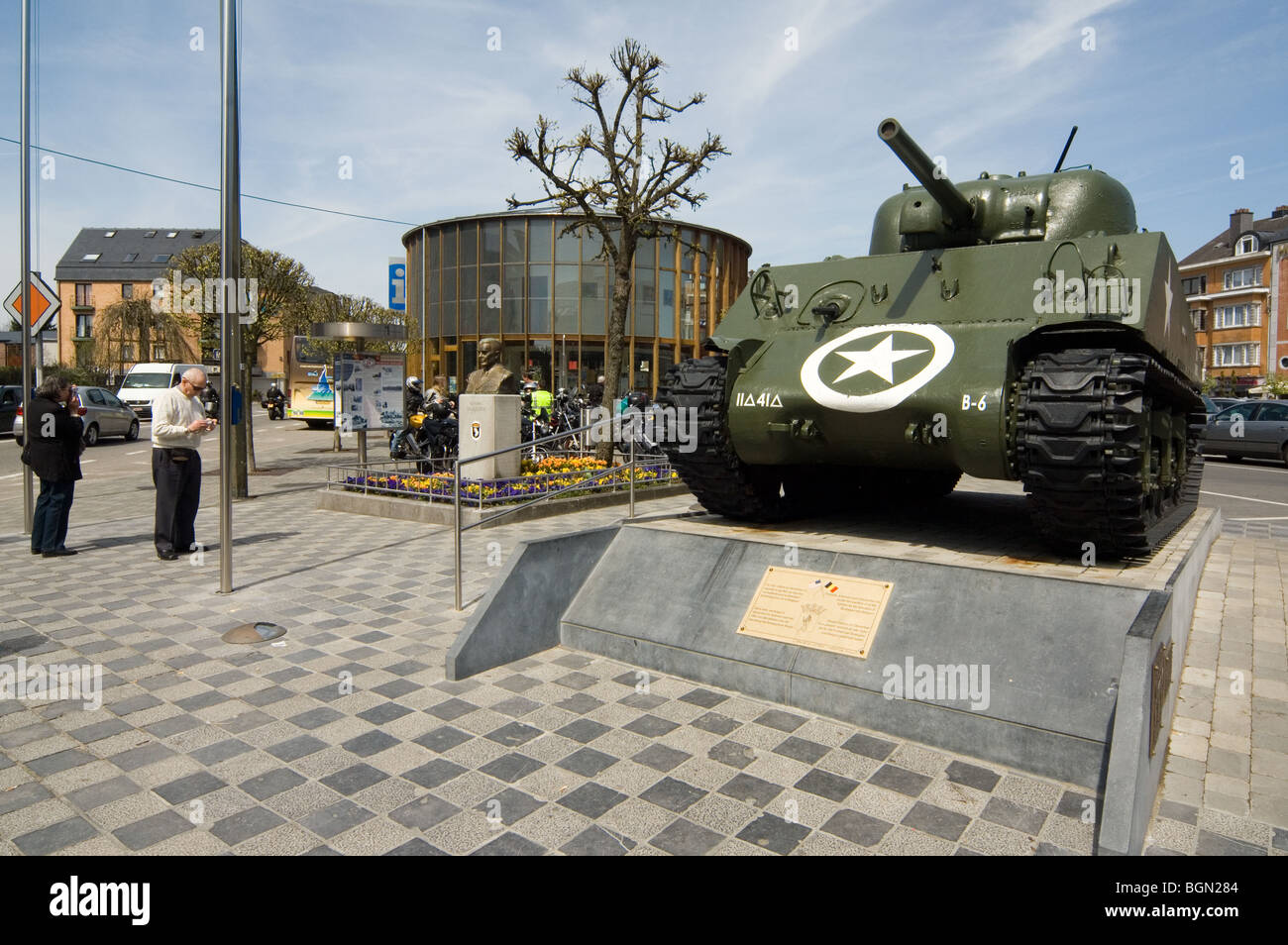 Amerikanischer Krieg zwei Sherman M4A3 Panzer und Büste von General Mac Auliffe in Bastogne, Ardennen, Belgien Stockfoto