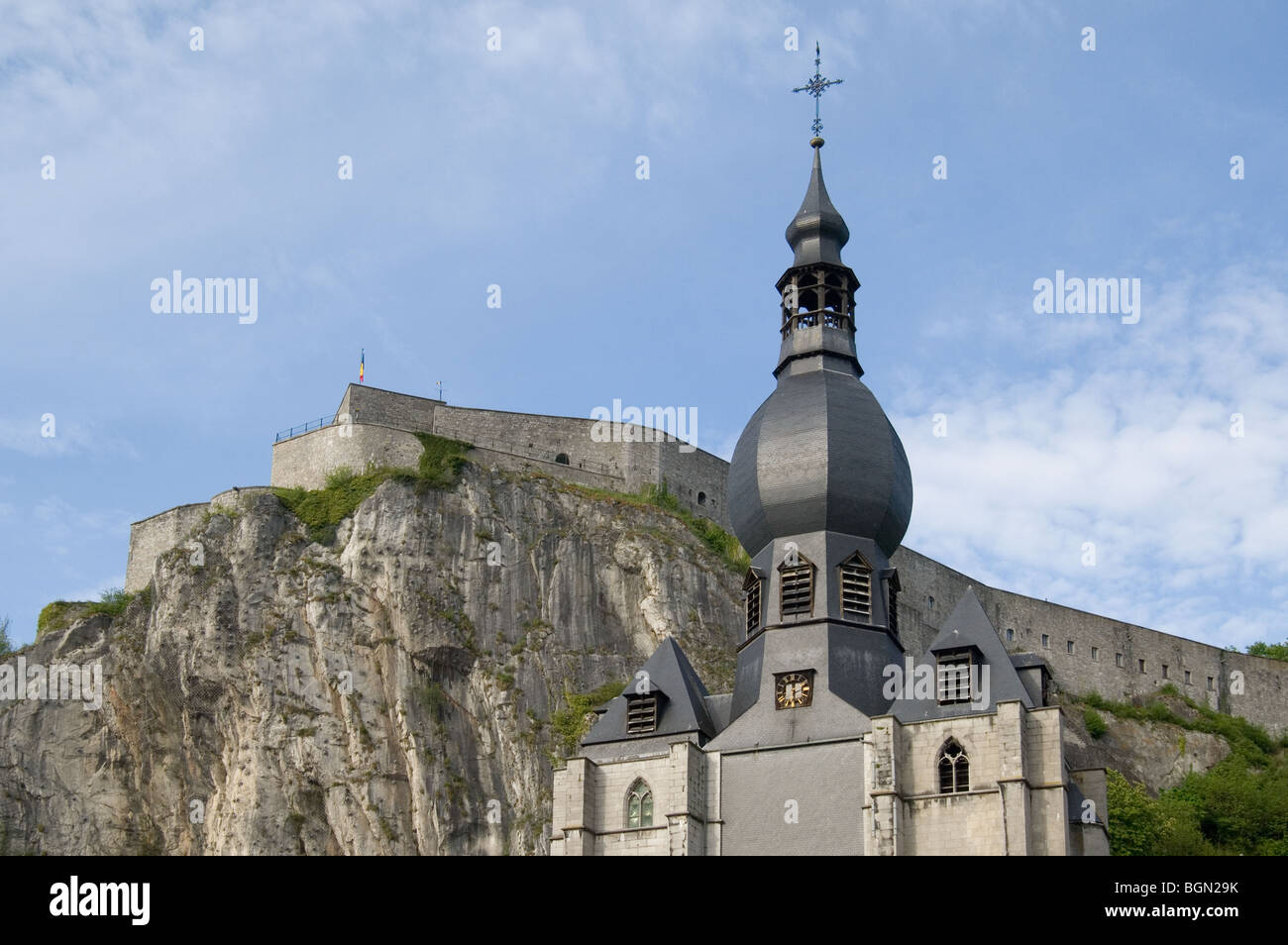 Die Zitadelle und die Stiftskirche Notre-Dame / Collegiate Church of Our Lady entlang der Maas bei Dinant, Belgien Stockfoto