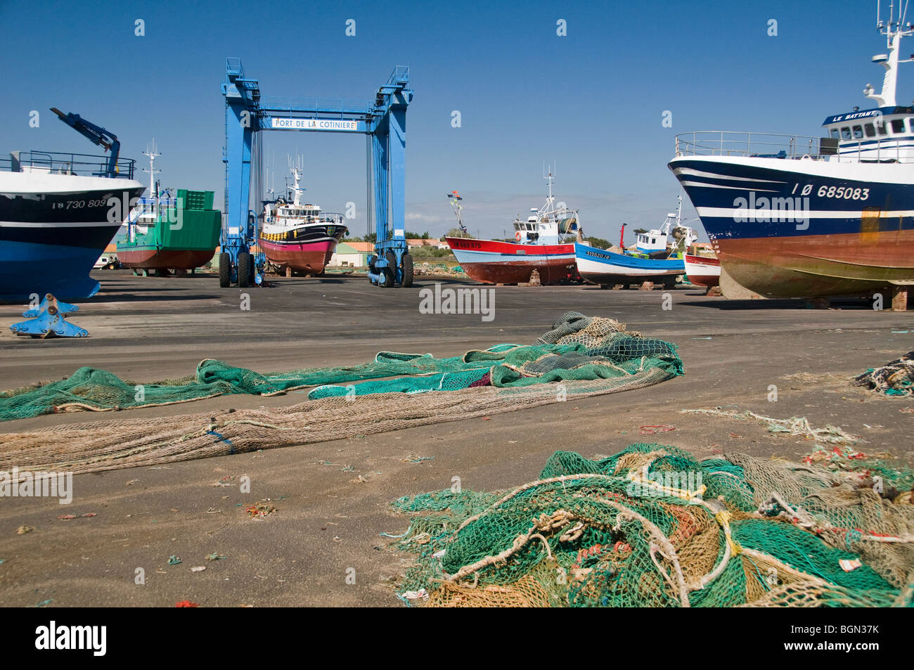 La Cotinière Dry Dock mit Trawler, Gantry Kran, und Fischernetze. (Insel Oléron, Frankreich) Stockfoto