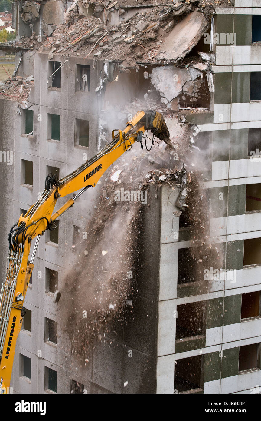 Liebherr Raupenbagger auf einen Abriss des Gebäudes Hof Stockfoto