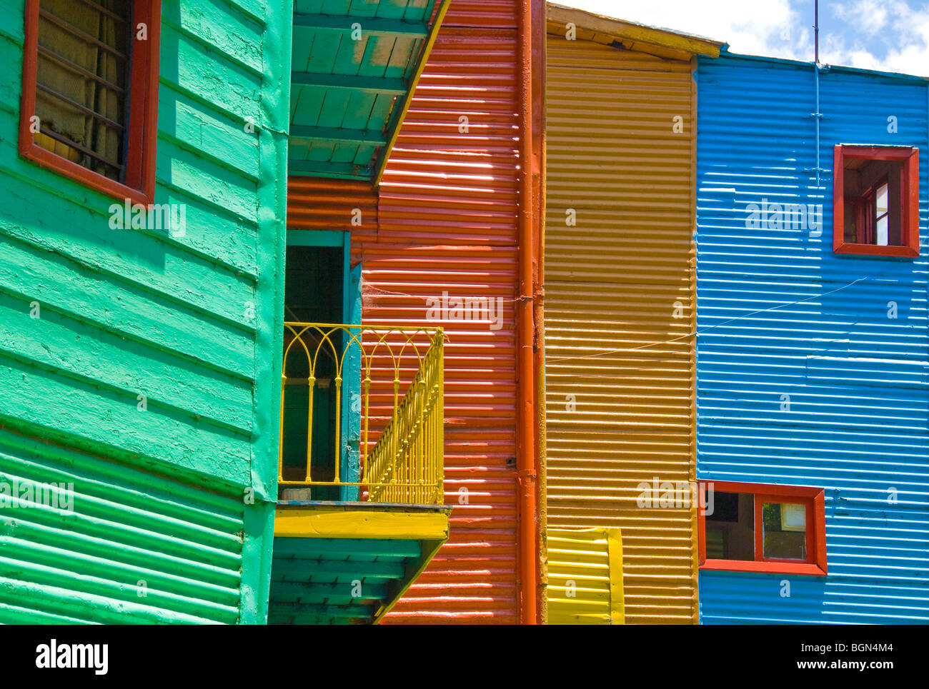 Bunten Gebäuden entlang der Fußgängerzone, La Caminto, in der Nähe von La Boca, Buenos Aires, Argentinien Stockfoto