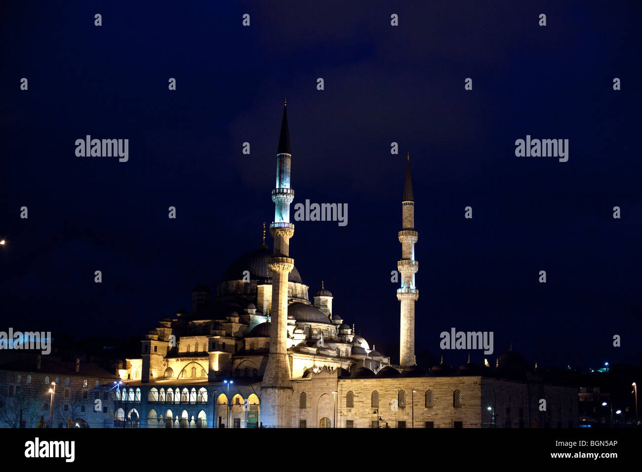 Yeni Valide Camii - neue Moschee (L) bei Nacht Istanbul, Türkei Stockfoto