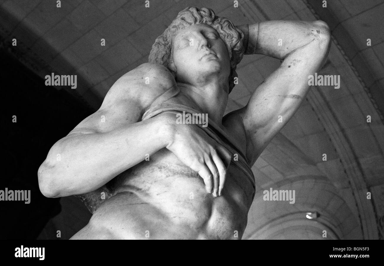 Michelangelos sterben Slave Marmorstatue im Louvre Museum in Paris Frankreich Stockfoto