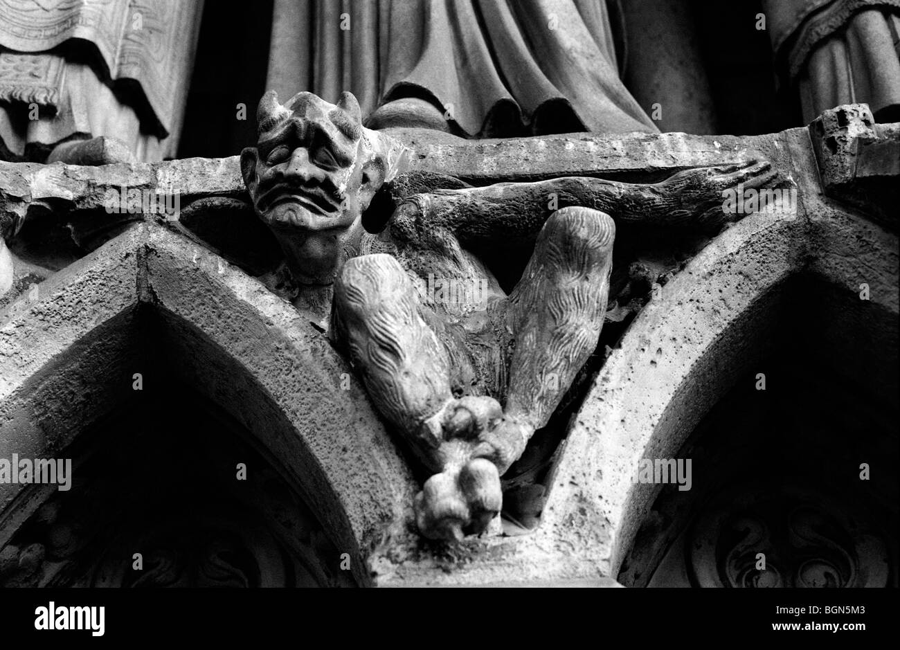 Skulptur eines traurig aussehende Dämonen an der Fassade der Kathedrale Notre Dame in Paris Frankreich Stockfoto