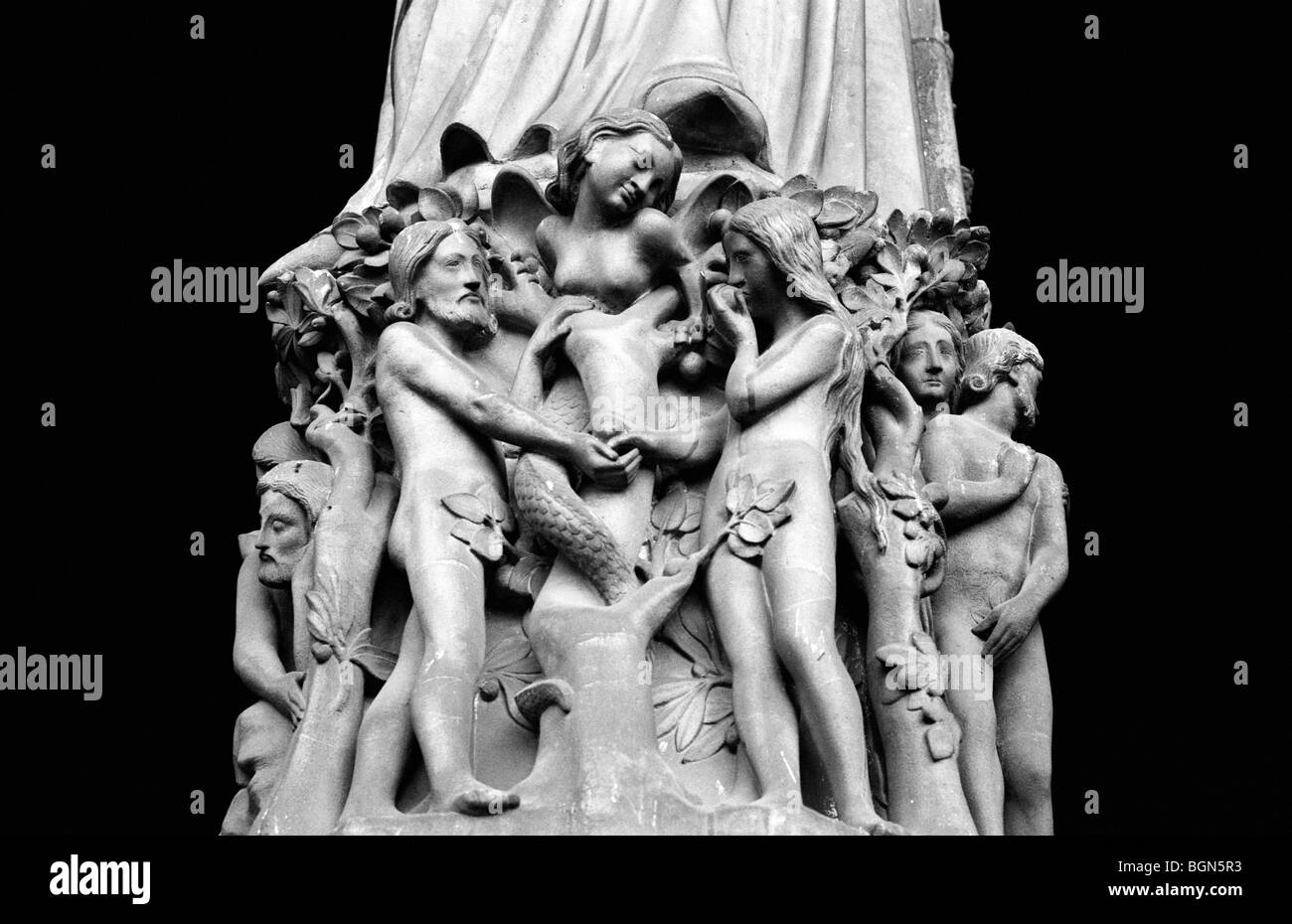 Adam und Eva Skulptur am Eingang zur Kathedrale Notre-Dame Paris Frankreich  Stockfotografie - Alamy