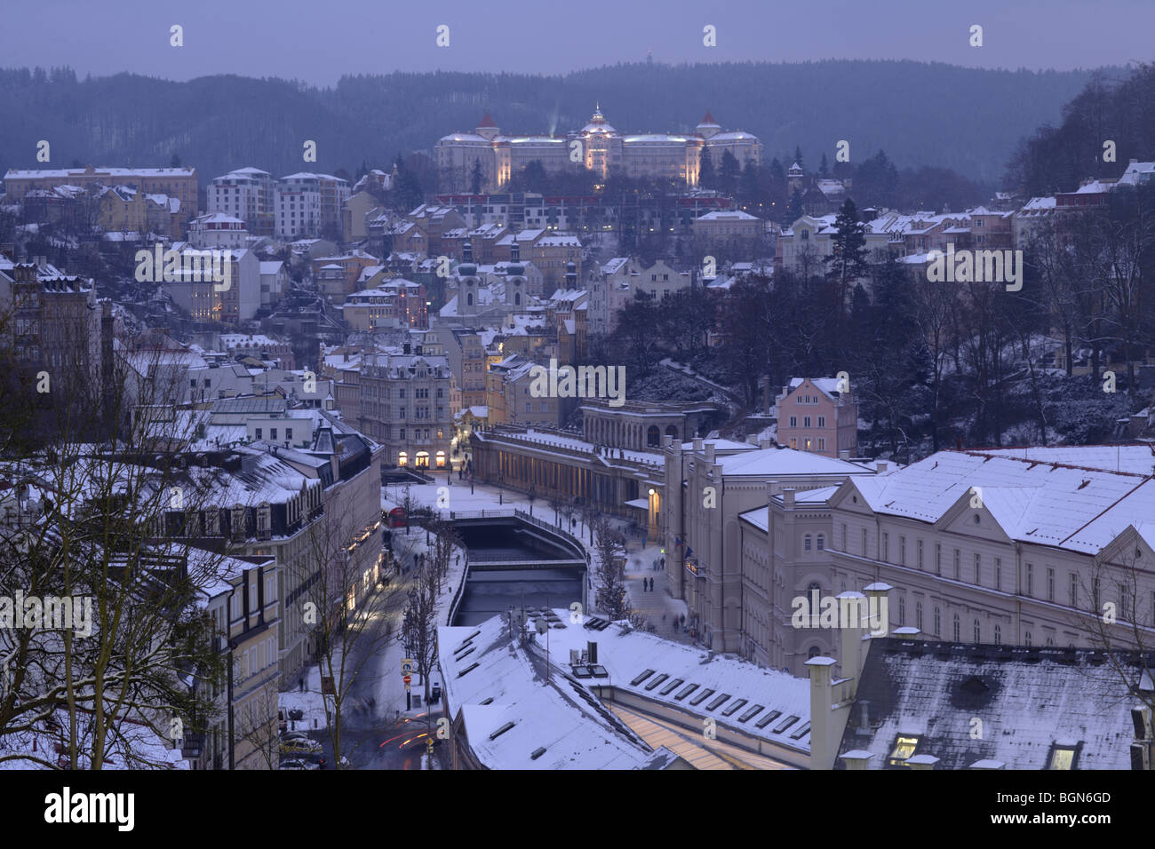 Die Stadt Karlovy Vary (Karlsbad) bei Nacht, Tschechische Republik, Europa Stockfoto