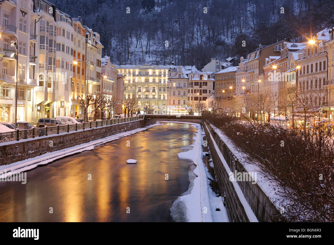 Historischen alten Stadt von Karlsbad in der Nacht, Carlsbad, Karlovy Vary, Westböhmen, Tschechien, Europa Stockfoto