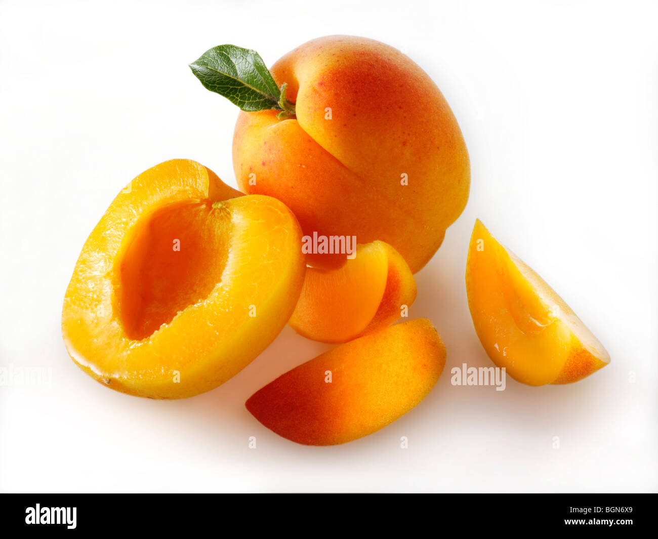 Frische Aprikosen ganze und Schnitt in zwei Hälften Stockfoto