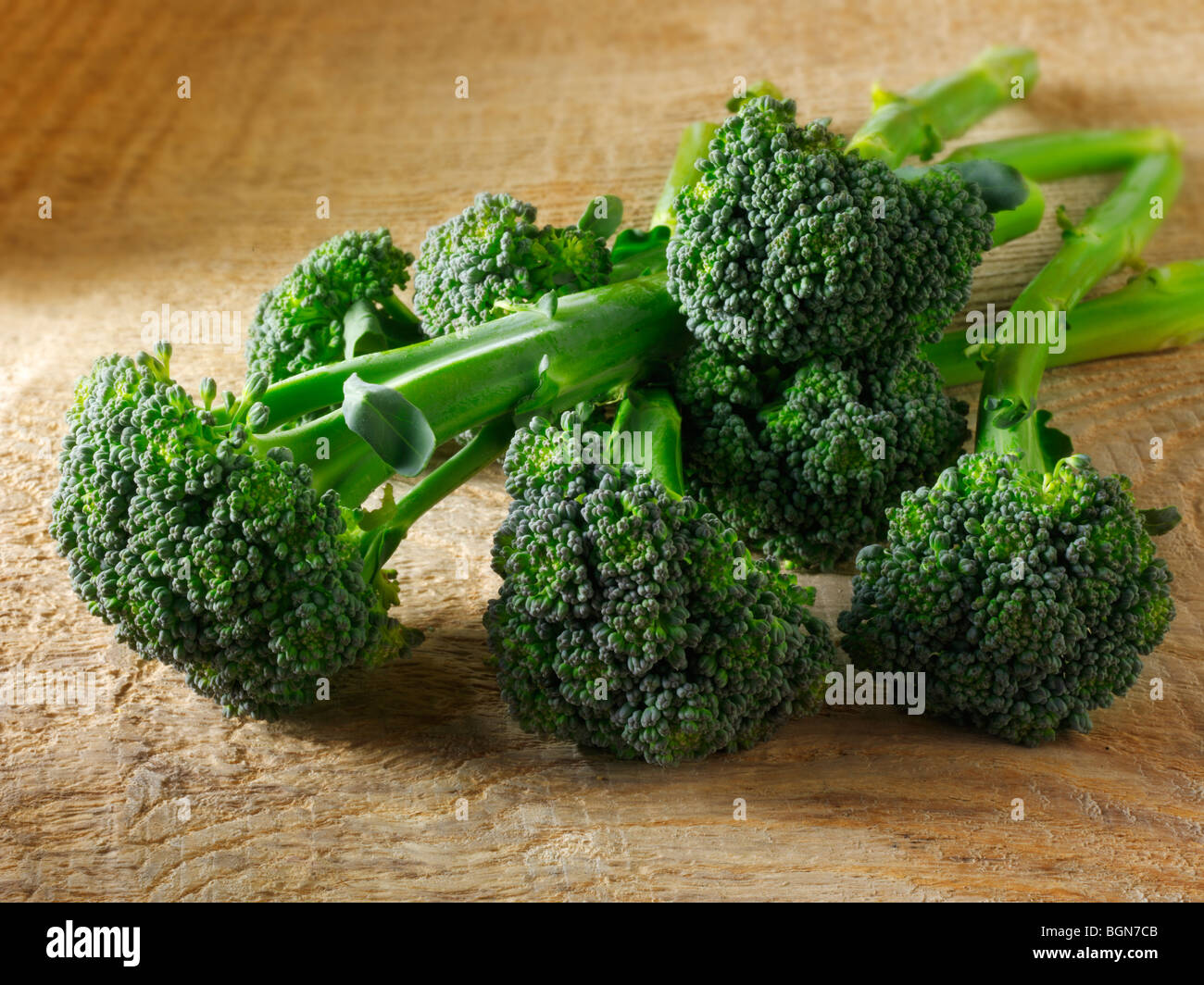 Nahaufnahme der Brokkoli auf einem hölzernen Hintergrund Stockfoto