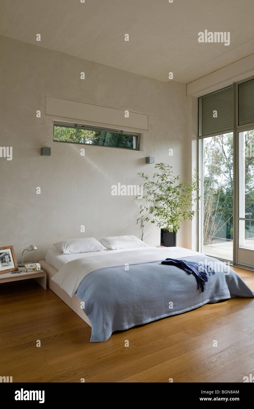 Schlafzimmer mit Holzboden in modernen Haus Stockfoto
