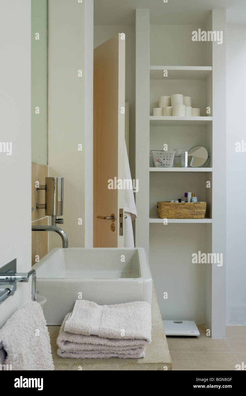 Badezimmer im Erdgeschoss und Philippe Starck Sanitärkeramik Stockfoto