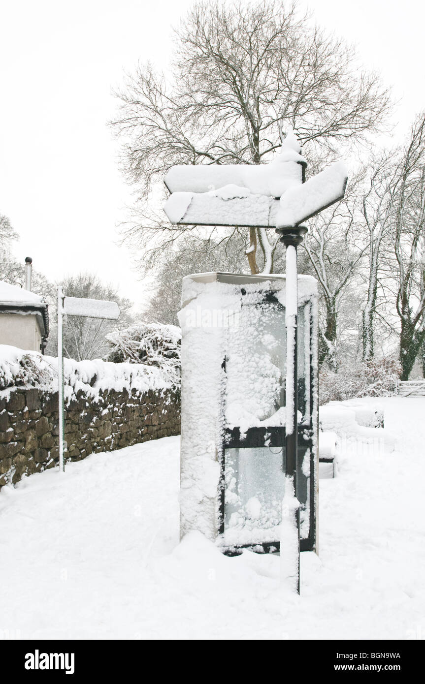 Dorf-Telefonzelle und Richtung Zeichen nach einem schweren Sturz von Schnee im Januar 2010. Stockfoto