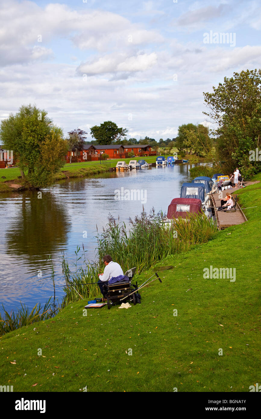 Ein Abschnitt des Flusses Avon östlich von Stratford Warwickshire England UK Stockfoto