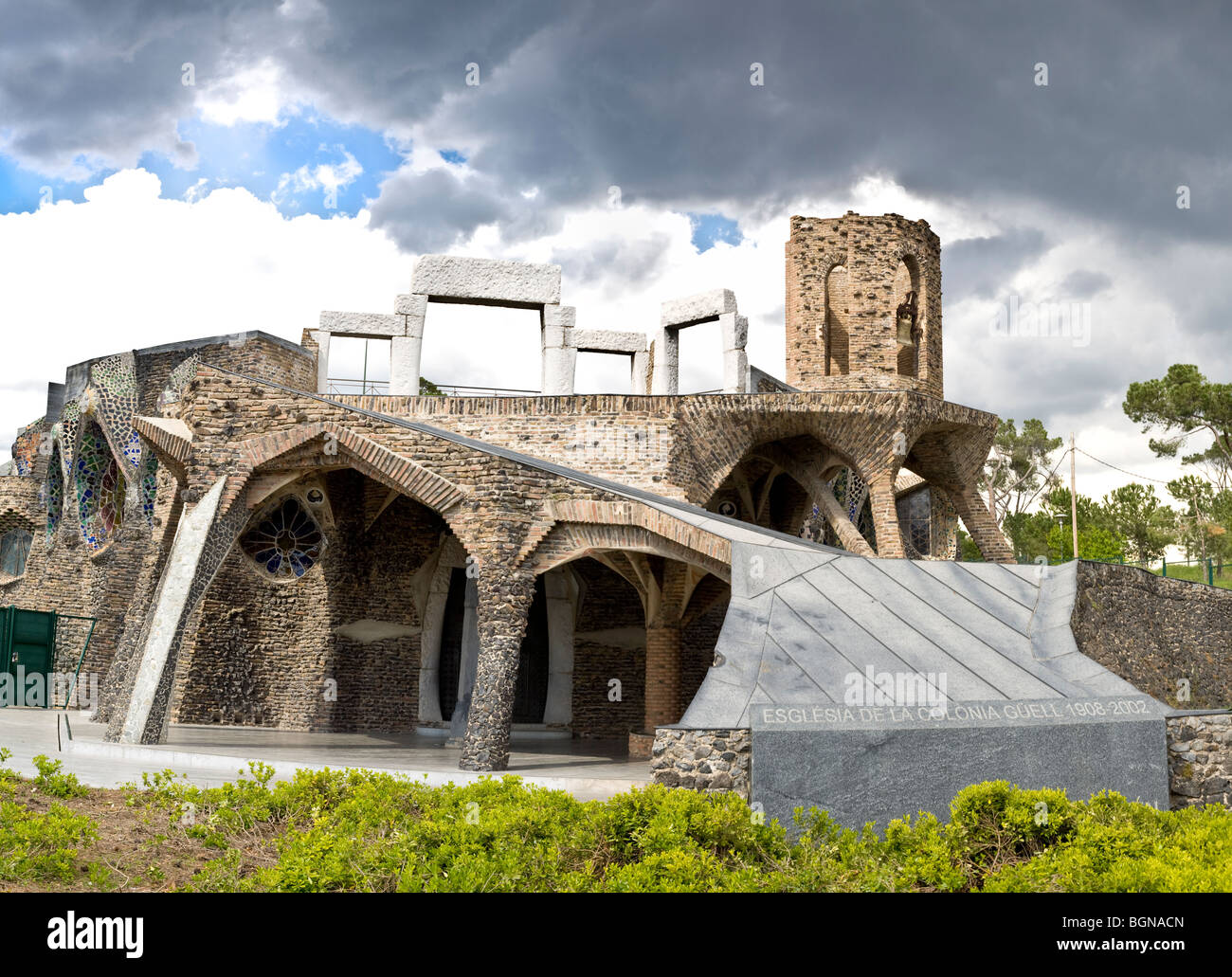 unvollendete Kirche der Colonia Güell von Antonio Gaudi Stockfoto