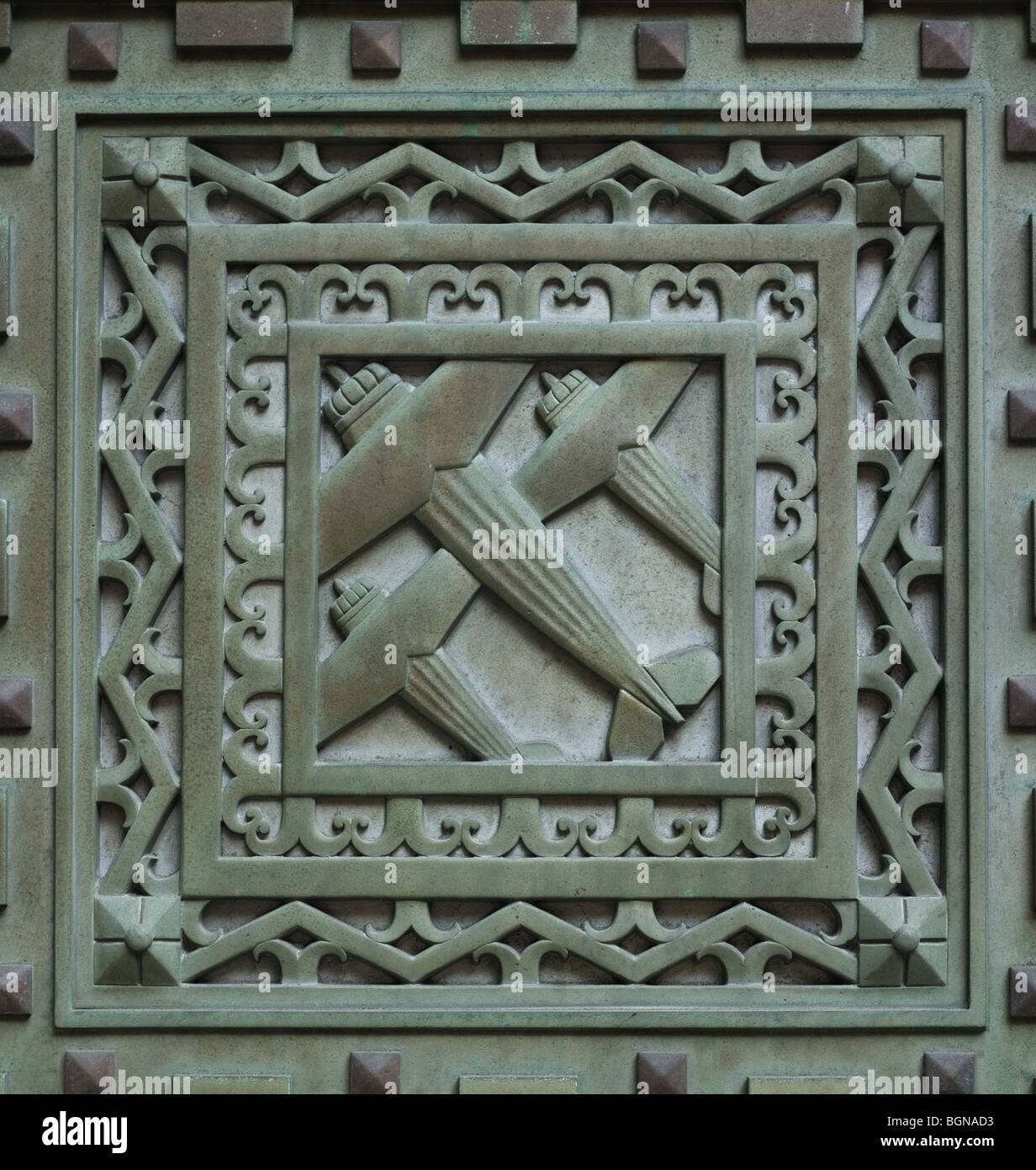 20 Exchange Place, New York, 1931 im Art Deco Stil.  Detail der Flugzeuge im grünen Metalltür Stockfoto