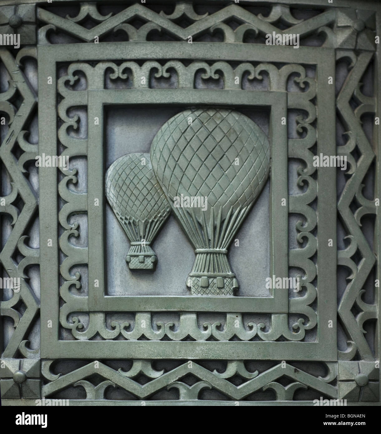 20 Exchange Place, New York, 1931 im Art Deco Stil.  Detail des Ballons im grünen Metalltür Stockfoto