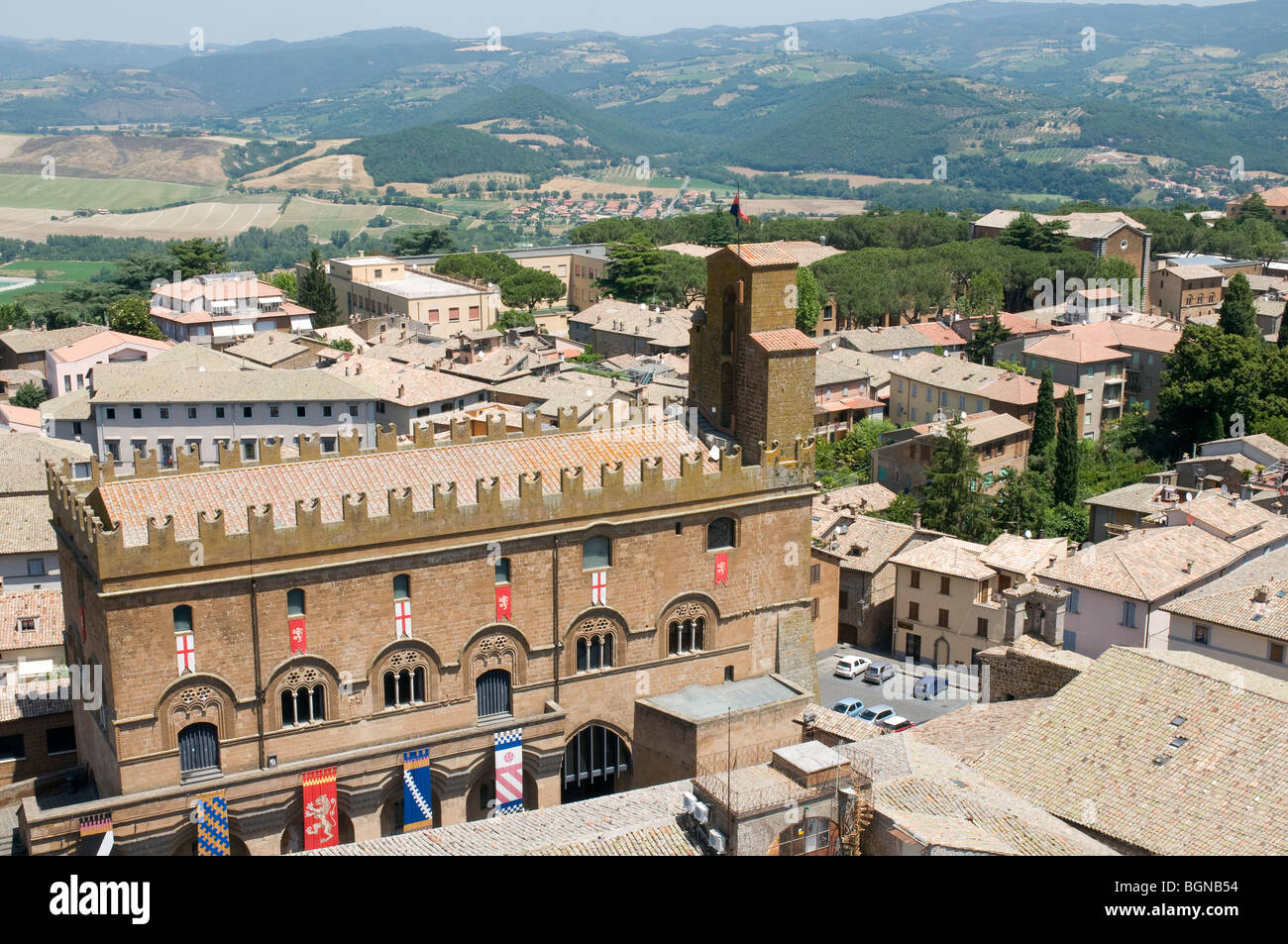 Der Palazzo del Popolo in Orvieto, Umbrien, Blick nach Norden von der Torre del Moro Stockfoto