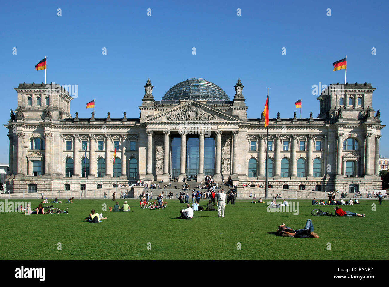Touristen vor dem Reichstagsgebäude / Plenarbereich Reichstagsgebäude, Bundestag in Berlin, Deutschland Stockfoto