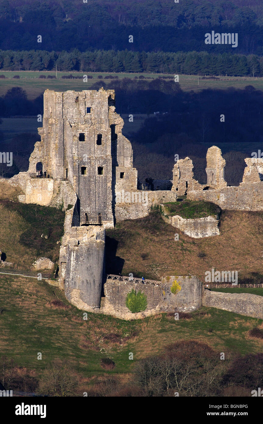 Die Ruinen von Corfe Castle in den Purbeck Hills, in dramatischen Winterlicht, Dorset, UK Januar 2010 Stockfoto