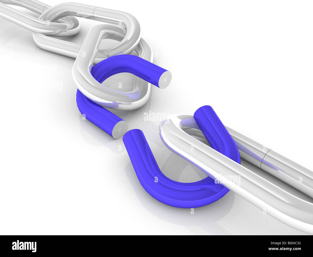 silberne Kettenglieder mit einem gebrochenen in blau Stockfoto