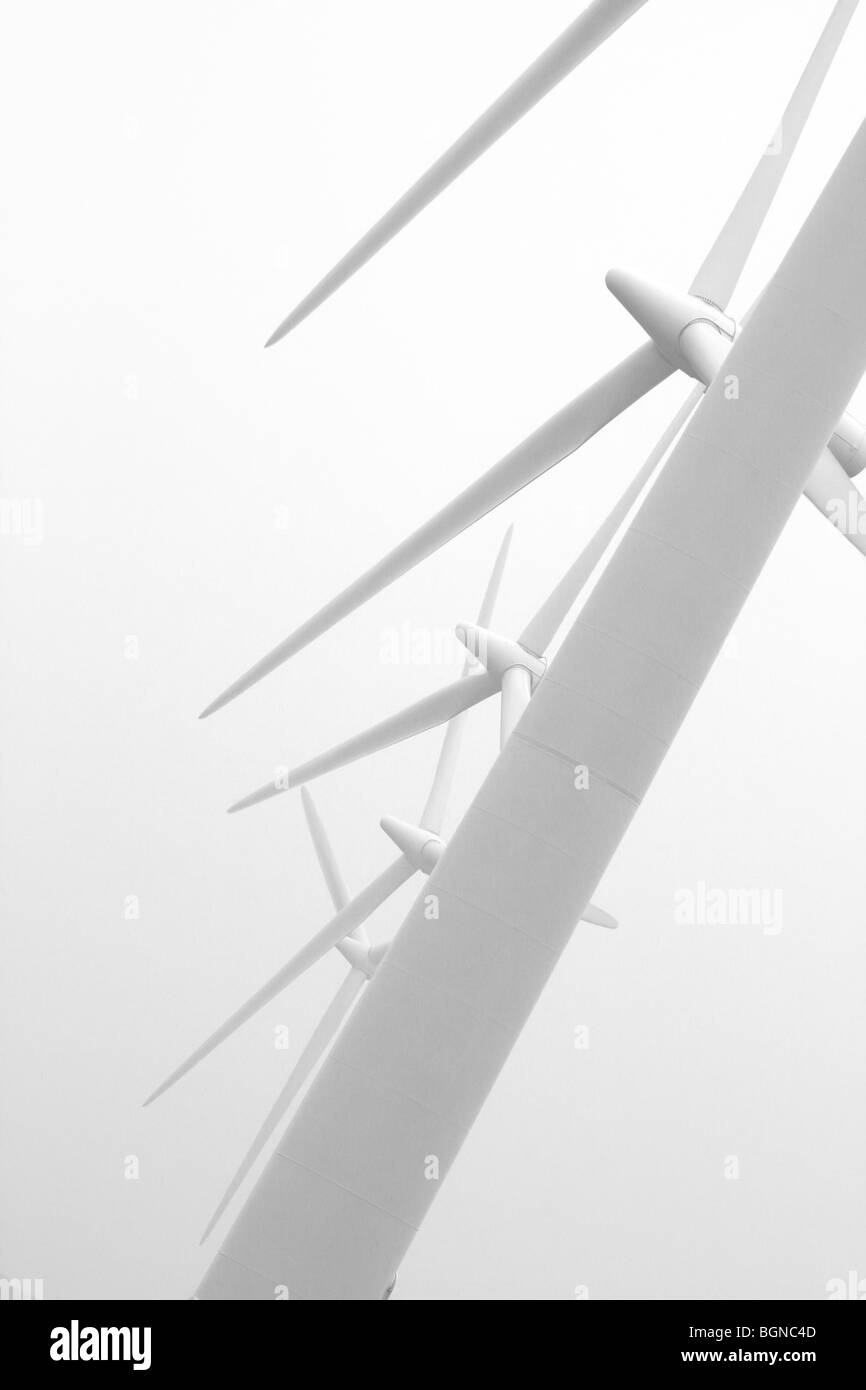 Windkraftanlagen an einem nebligen Tag Uk Stockfoto