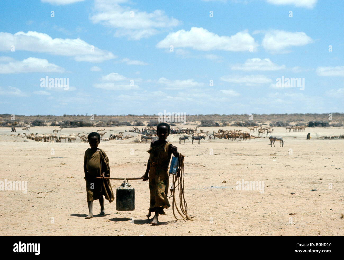 Zwei Kinder, die eine Dose mit Wasser in der Dürre betroffenen Region Ost-Äthiopien Stockfoto