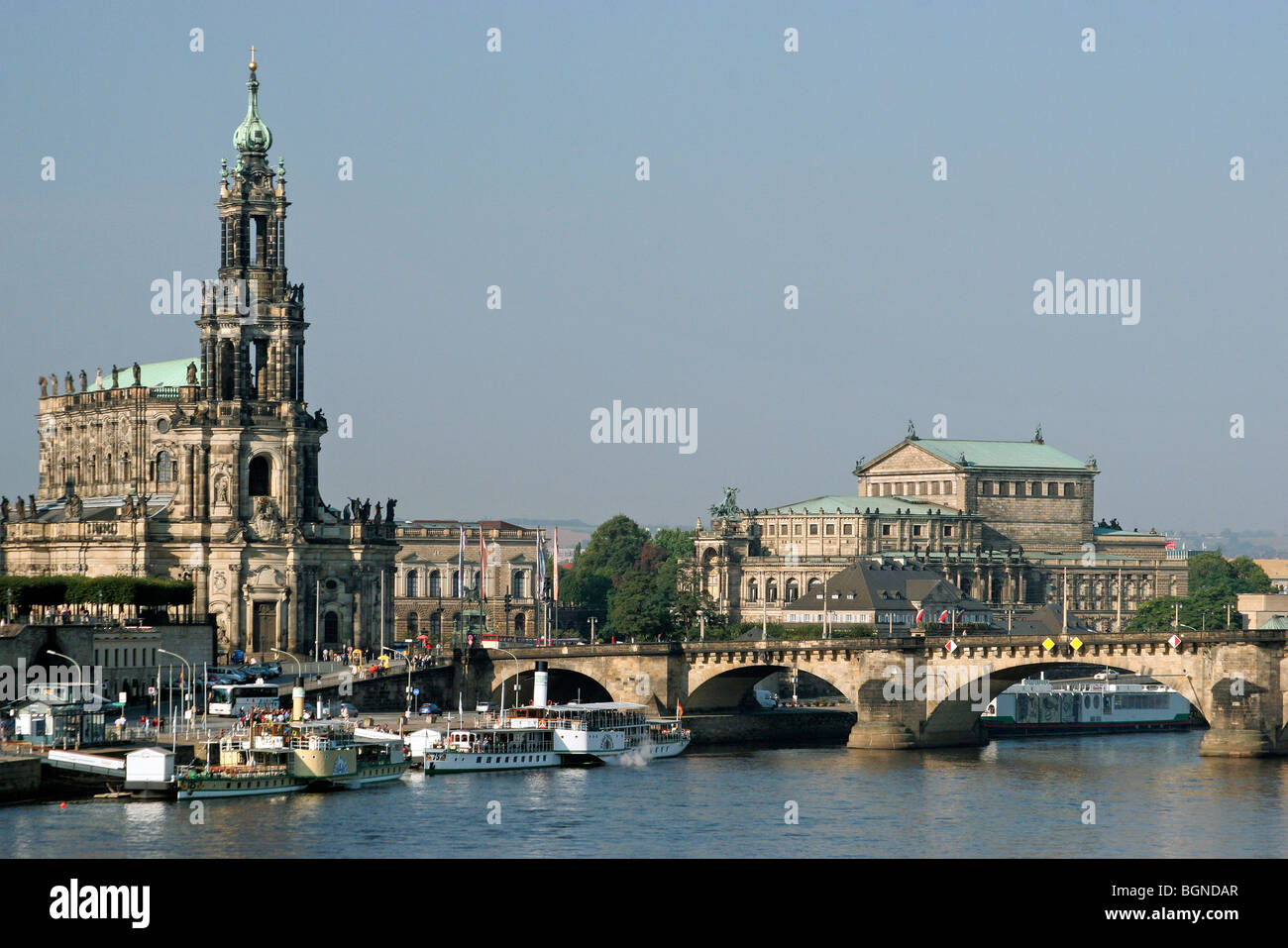 Die Katholische Hofkirche, eine römisch-katholische Kathedrale in der Altstadt in Dresden entlang des Flusses Elbe, Deutschland Stockfoto