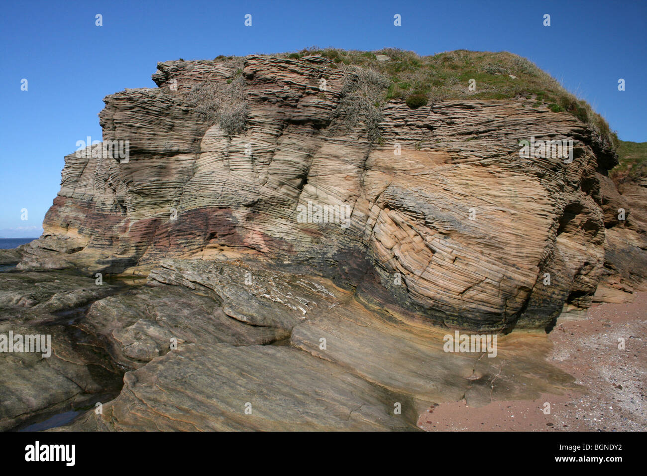 Gesteinsschichten im Buntsandsteins auf Hilbre Insel, Wirral, Merseyside, England Stockfoto