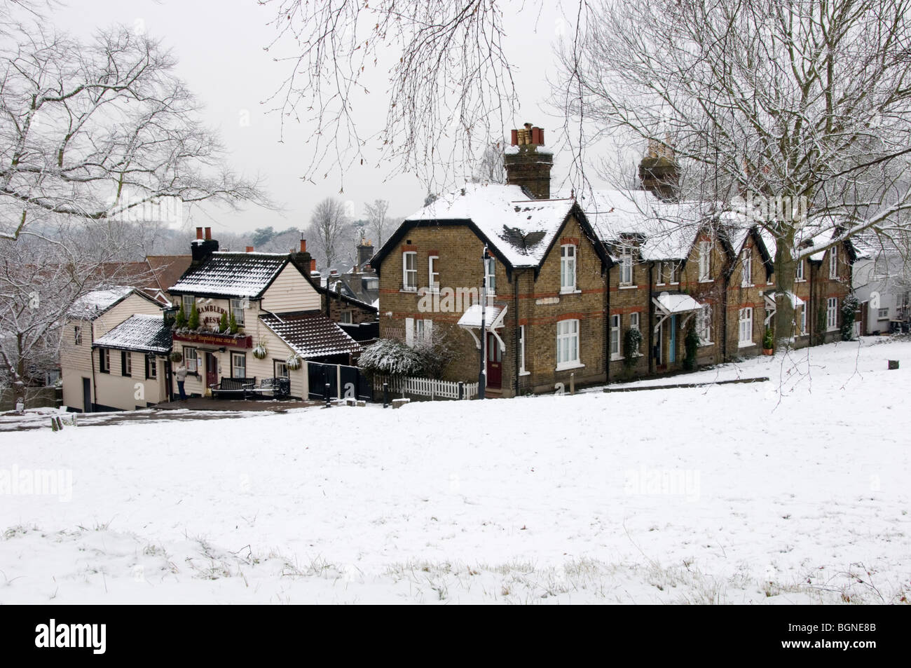 Mühle und The Ramblers Pub im Schnee in Chislehurst, Kent, England Stockfoto