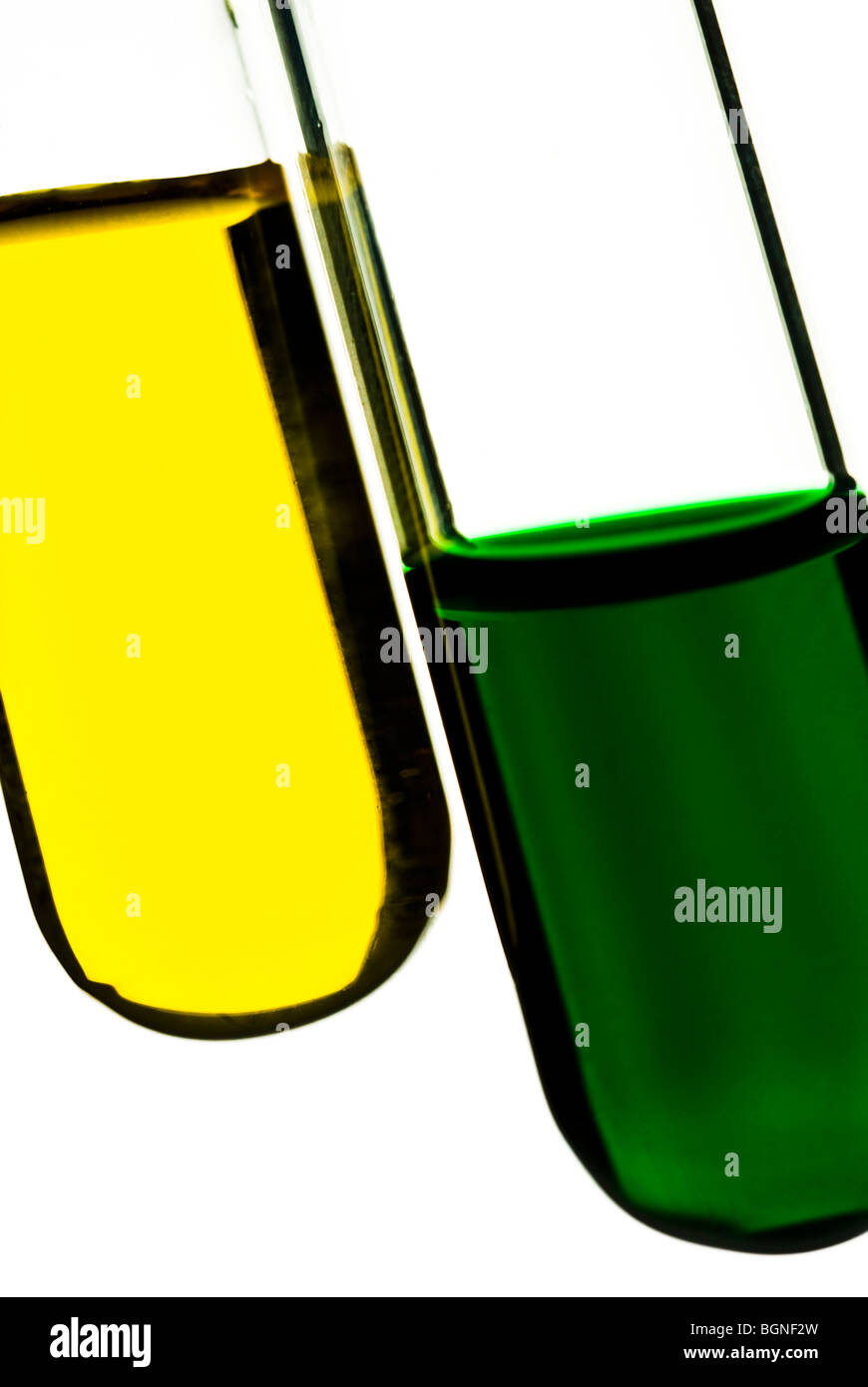 Nahaufnahme der Reagenzgläser mit grünen und gelben Muster Stockfoto