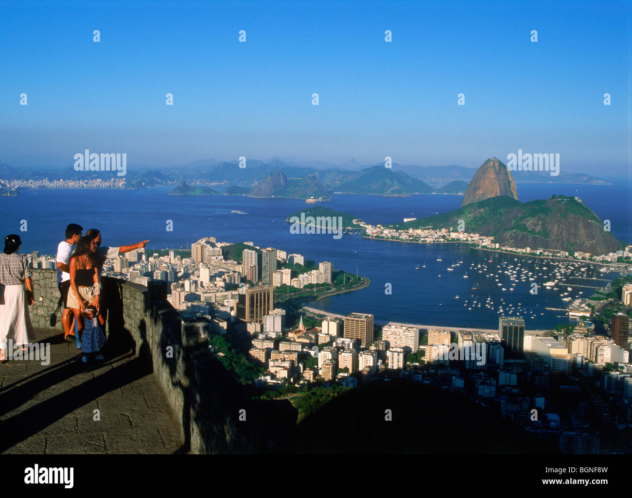 Tagesbesucher bei Lookout point auf Corcovado Berg über Pao de Acucar und Botofago Bay in Rio De Janeiro Stockfoto