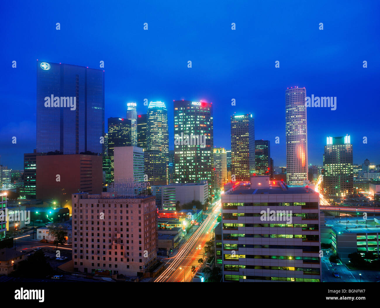 Die Innenstadt von Los Angeles Skyline mit Hochhäusern und Verkehr in der Abenddämmerung Stockfoto