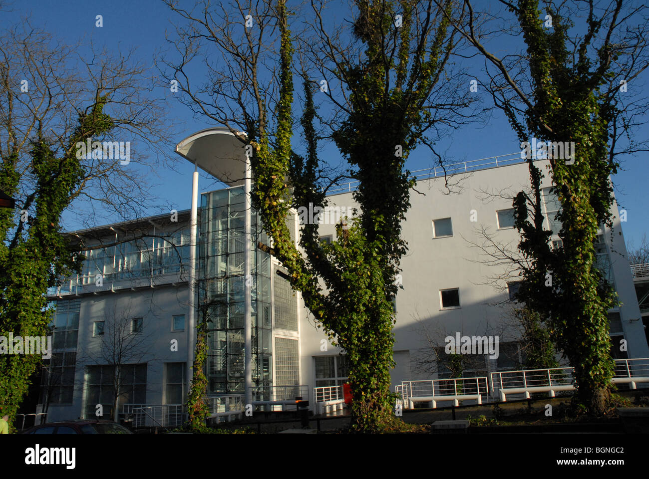 Der futuristisch aussehende Avril Roberts Bibliotheksteil der Liverpool John Moores University in Liverpool. Stockfoto