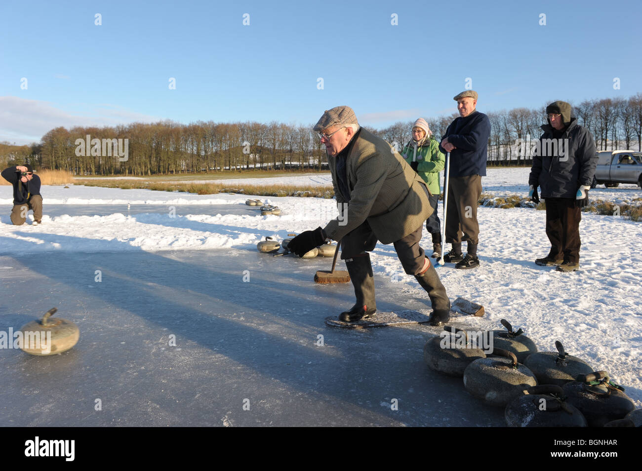 Outdoor Curling match-bonspeil - auf gefrorenen Bush Loch, in der Nähe der Pförtnerloge der Flotte, Dumfries und Galloway, SW Schottland Stockfoto