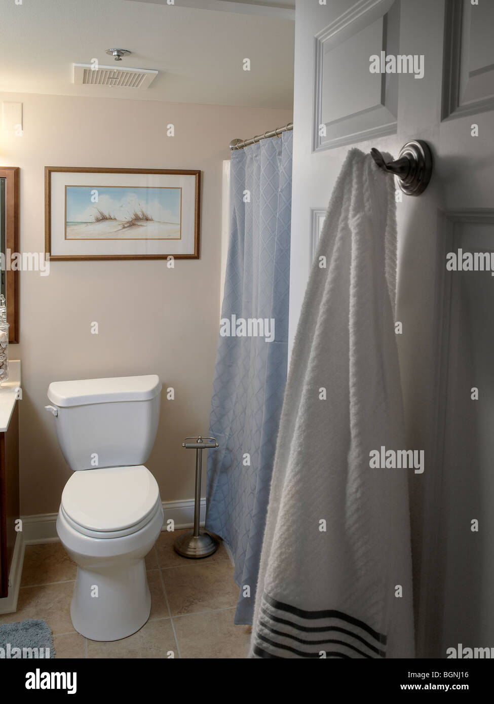 Badezimmer mit Handtuch an Tür hängen Stockfoto