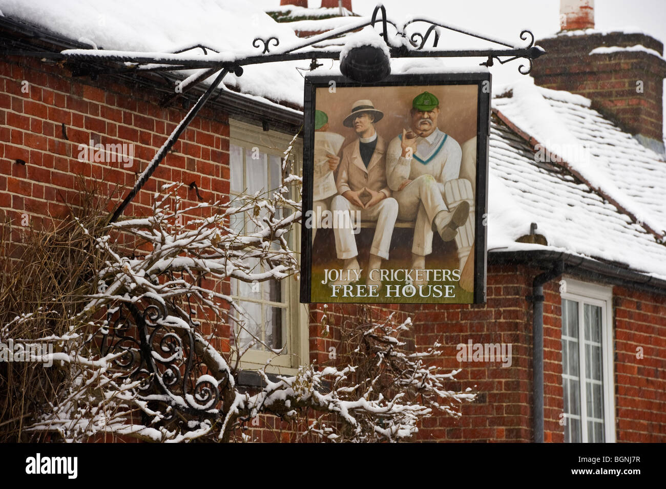 Jolly Cricketers Pub hängende Zeichen im Winterschnee, Seer Green Buckinghamshire UK Stockfoto