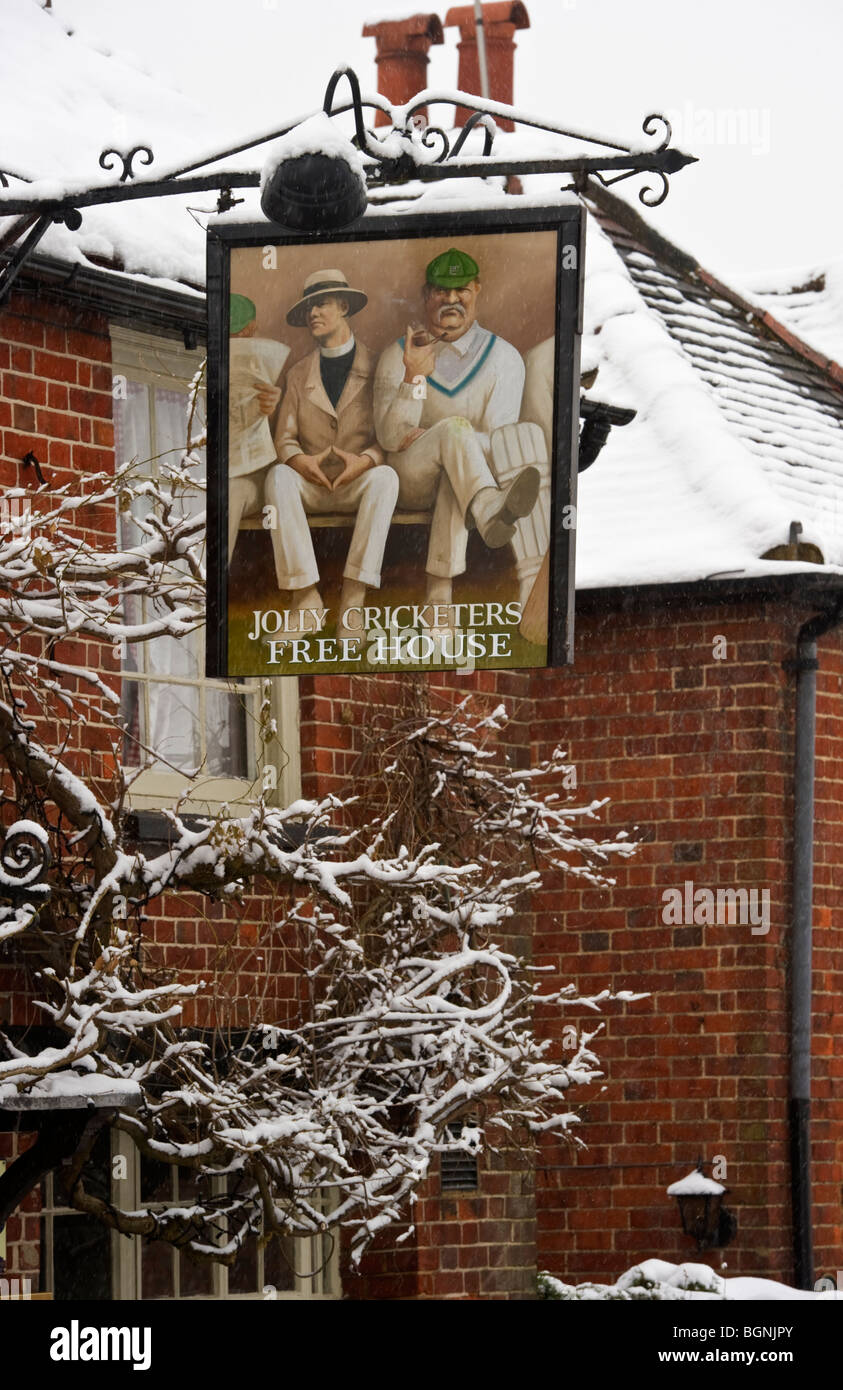 Jolly Cricketers Pub hängende Zeichen im Winterschnee, Seer Green Buckinghamshire UK Stockfoto