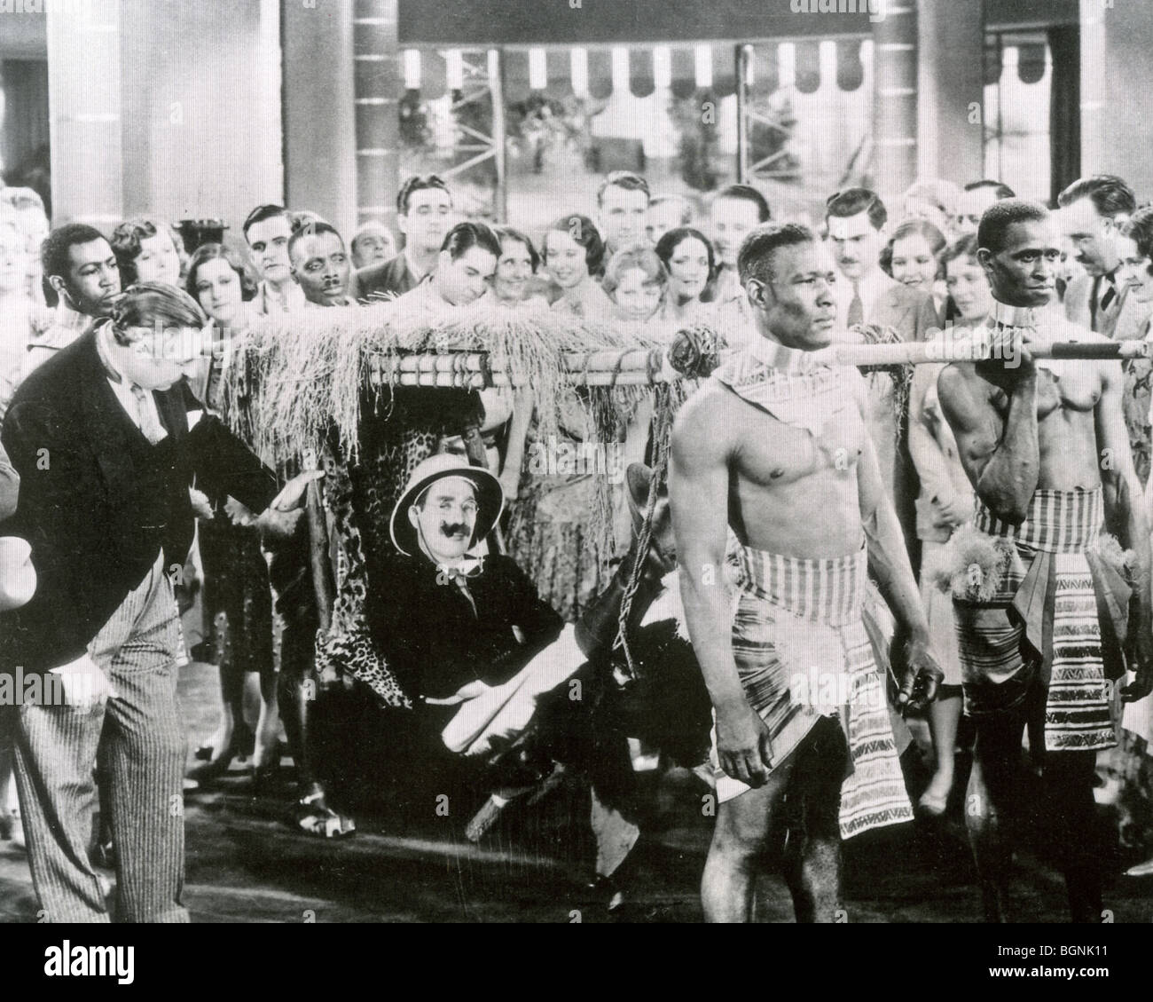 ANIMAL CRACKERS - 1930 Paramount film mit den Marx Brothers - hier Groucho bewundert Stockfoto