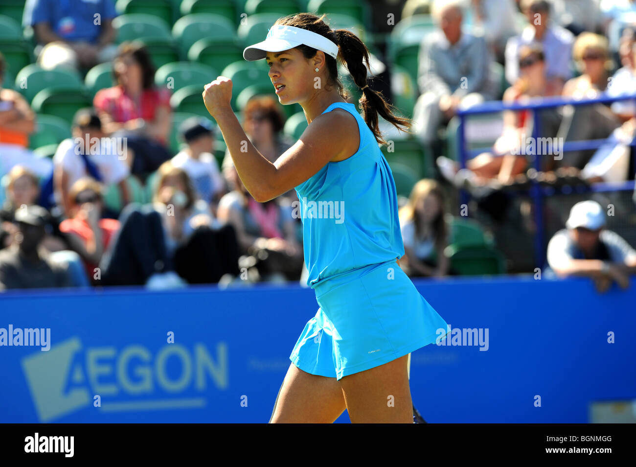 Ana Ivanovic in Aktion bei den Aegon International 2009 Tennis Championships in Devonshire Park Eastbourne Stockfoto