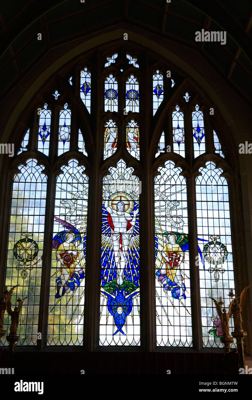 Buntglas-Fenster St Peter St Pauls Pfarrei Kirche Northleach Dorf Gloucestershire Cotswolds UK Stockfoto