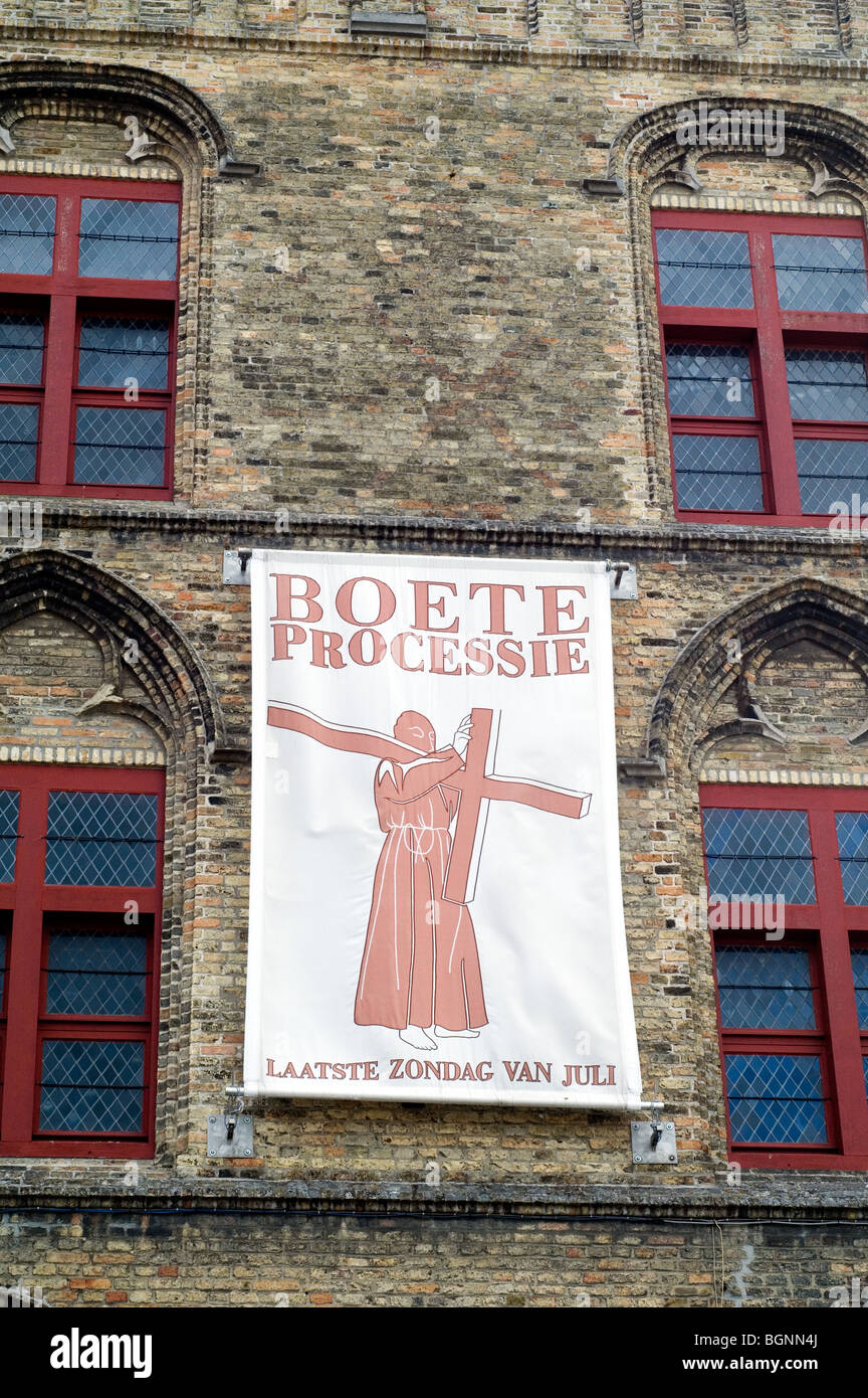 Ansage für den Boeteprocessie/Prozession der Büßer an der Stadt Veurne/Furnes, Westflandern, Belgien Stockfoto