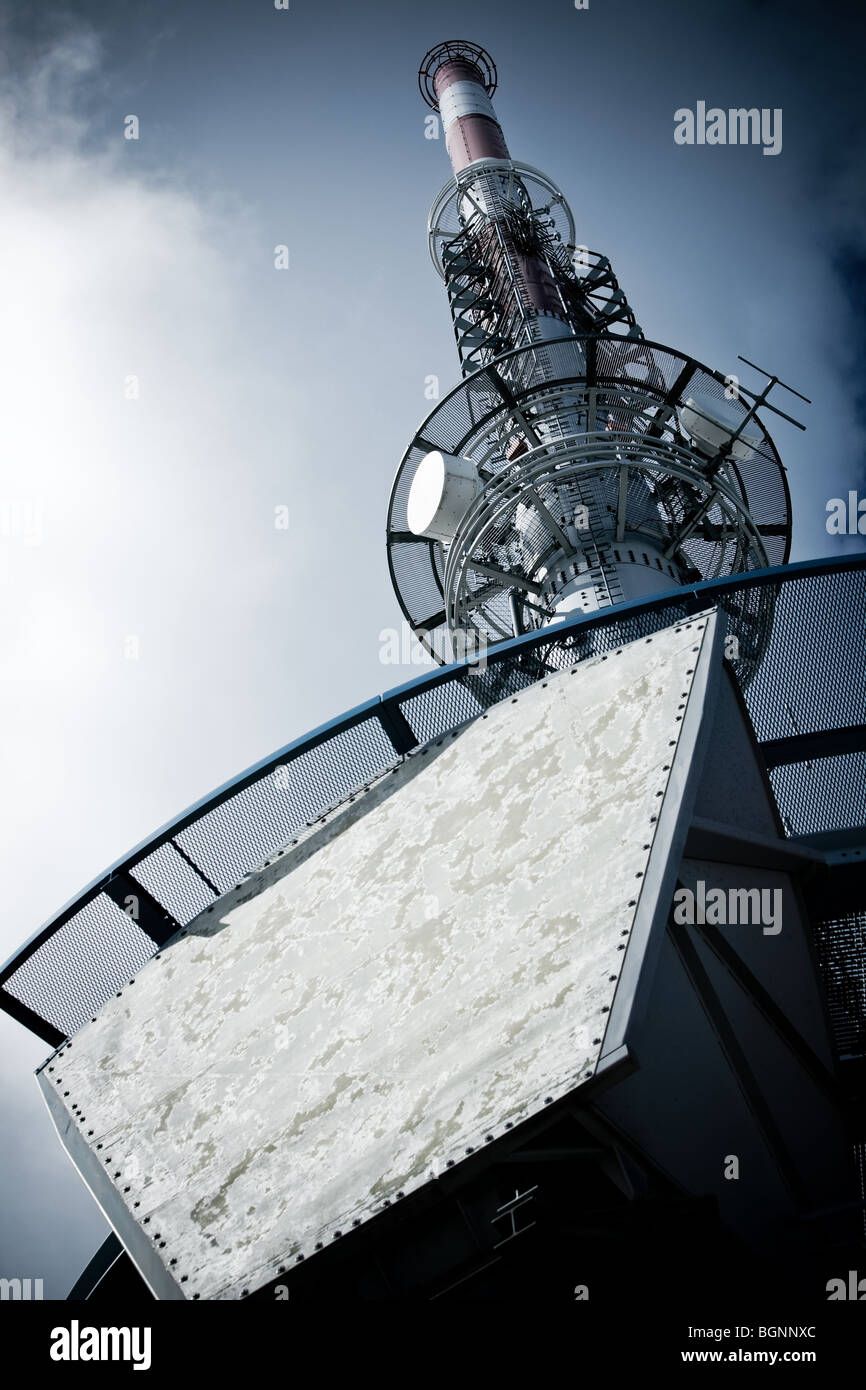 Moderne TV-Turm. Hoher Kontrast zu erzielen. Stockfoto