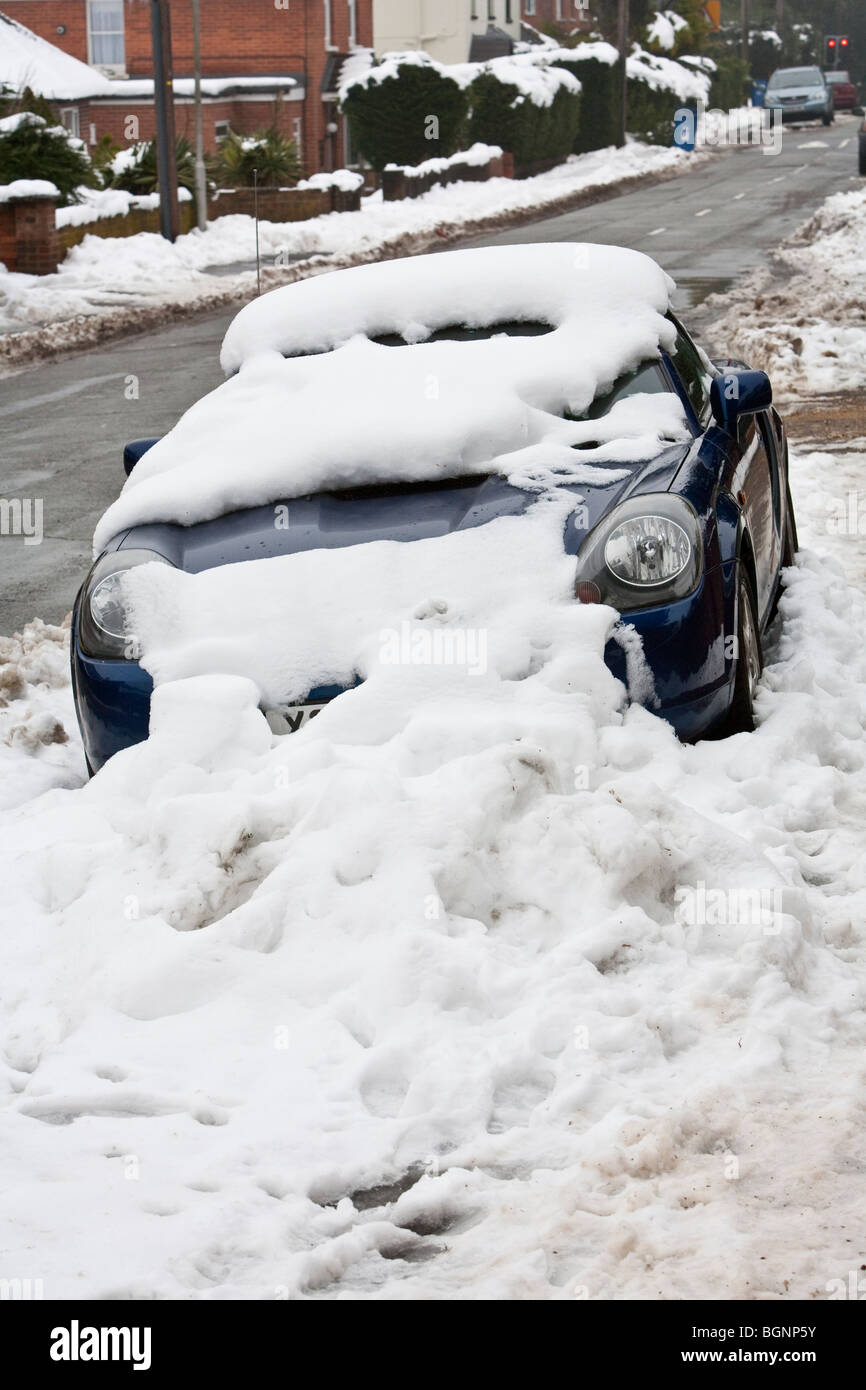 Sportwagen, die noch unter Schnee begraben, Tauwetter Stockfoto