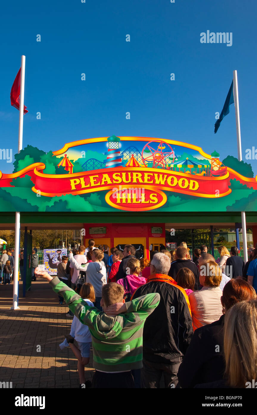 Menschen in der Warteschlange Pleasurewood Hills Freizeit Freizeitpark am Gunton in der Nähe von Lowestoft, Suffolk, Uk Stockfoto