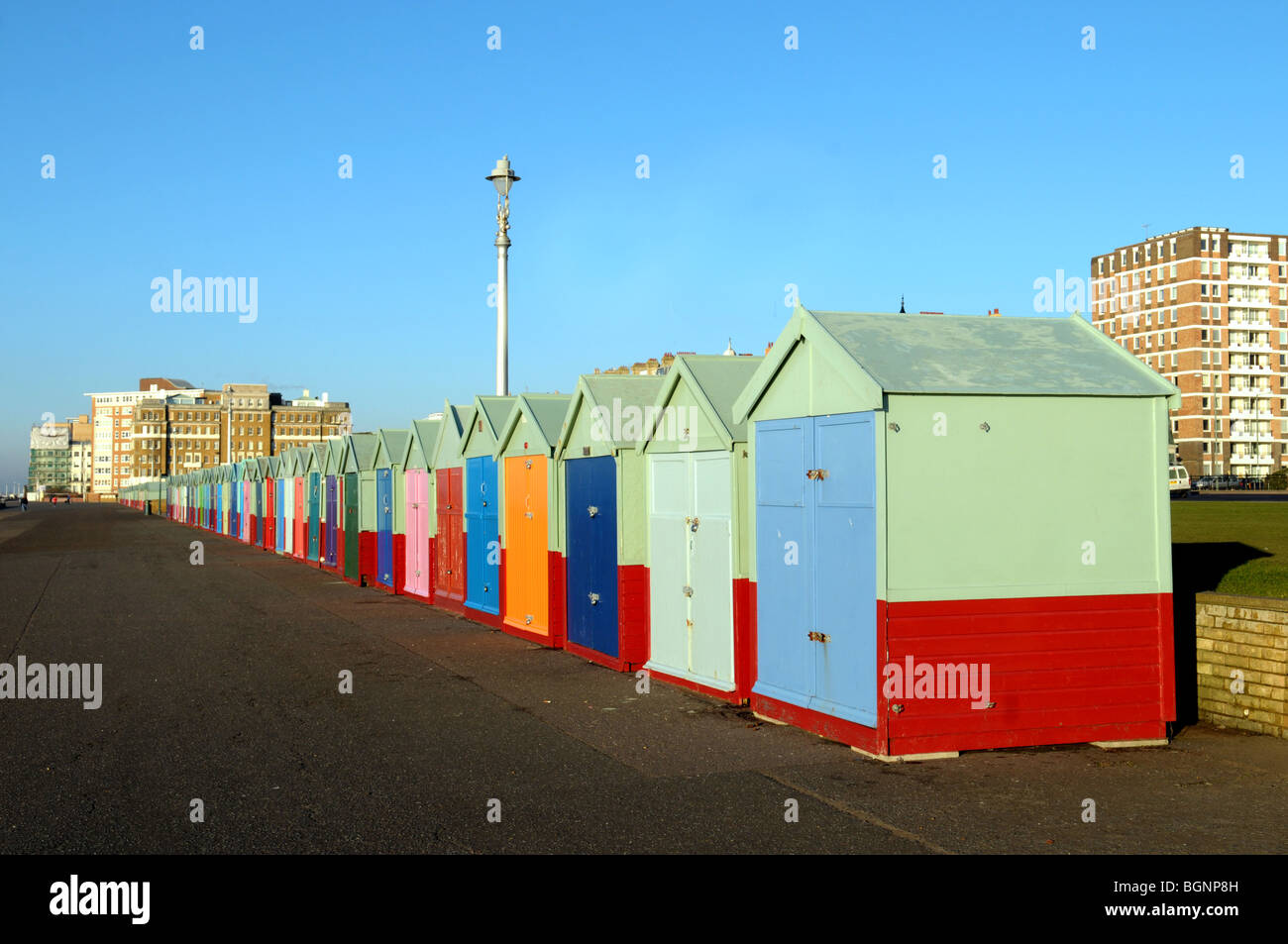 Bunt bemalte Strandhütten am Strand von Brighton und Hove. Stockfoto