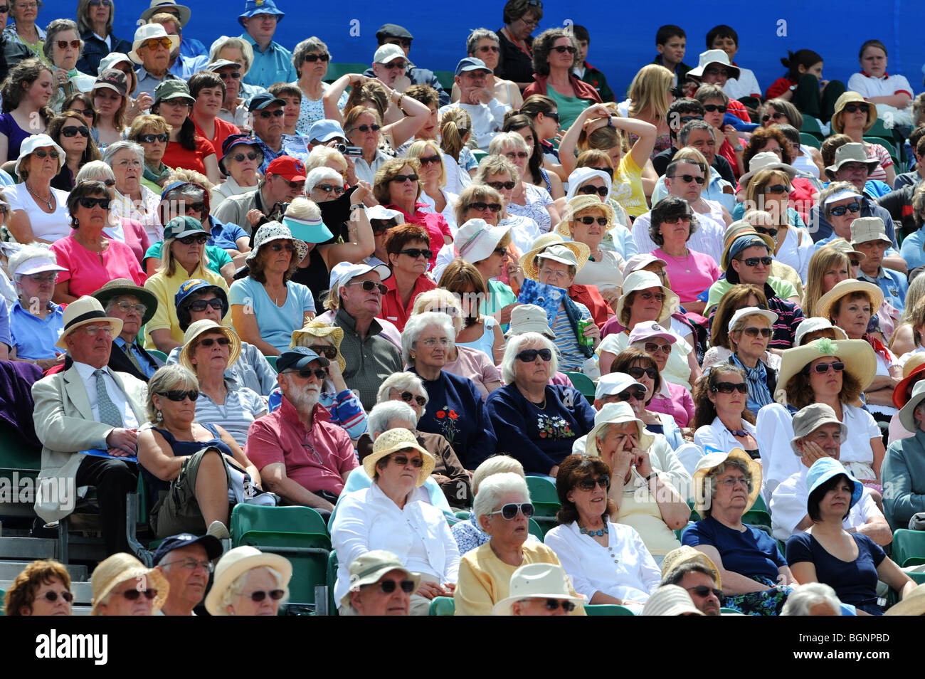 Zuschauer genießen die Aktion bei den Aegon International 2009 Tennis Championships in Devonshire Park Eastbourne Stockfoto