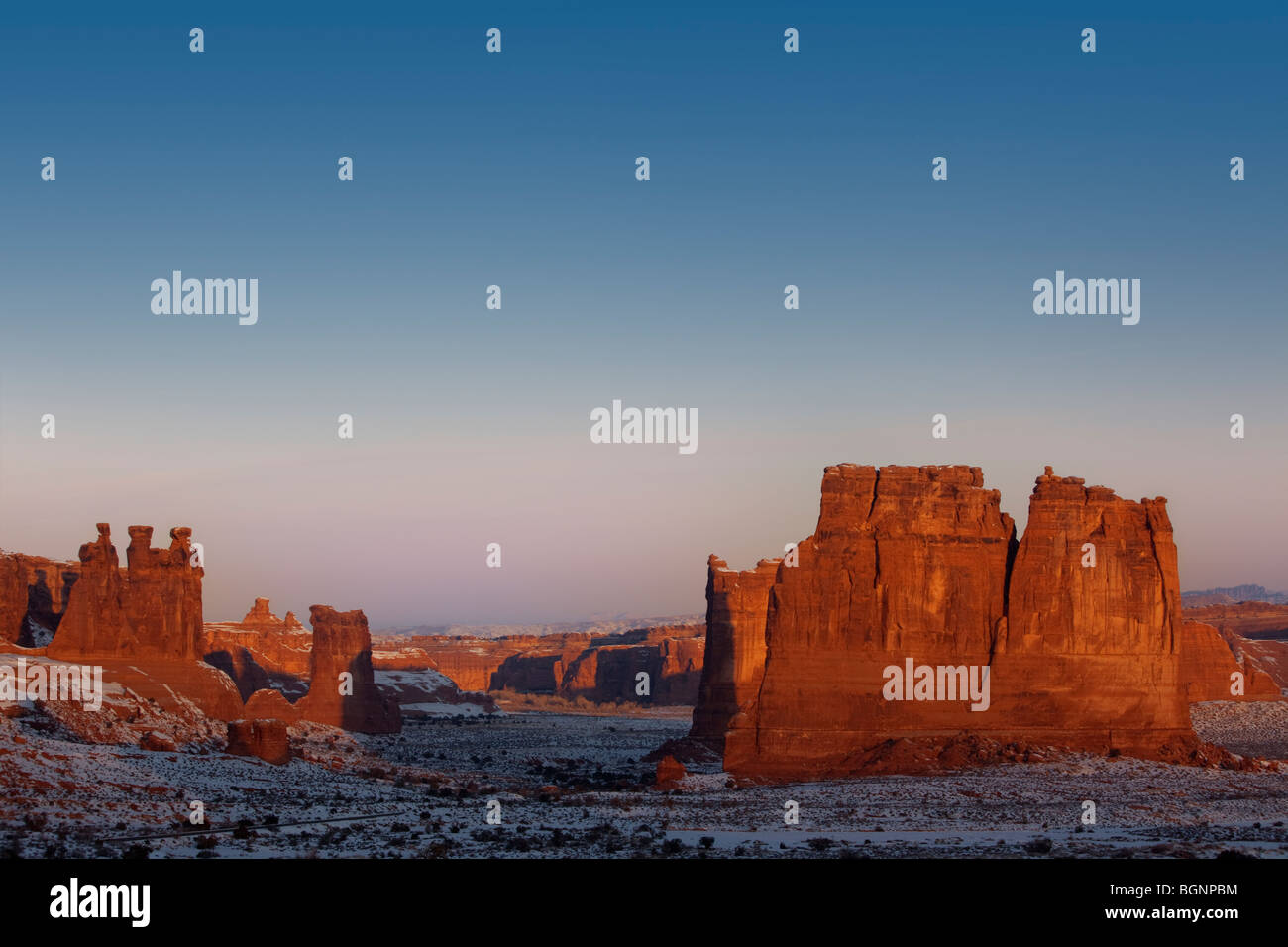 Sonnenaufgang auf drei Klatsch Bereich, Schneelandschaft, Arches-Nationalpark, USA Stockfoto