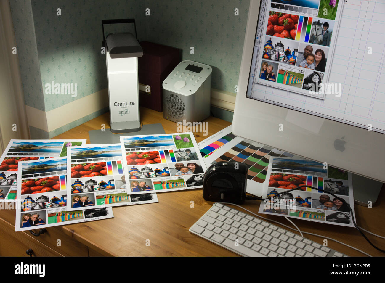 Apple iMac 24 Zoll mit ColorMunki-Drucker-Kalibrierung, Anzeige von Licht und Test druckt Stockfoto