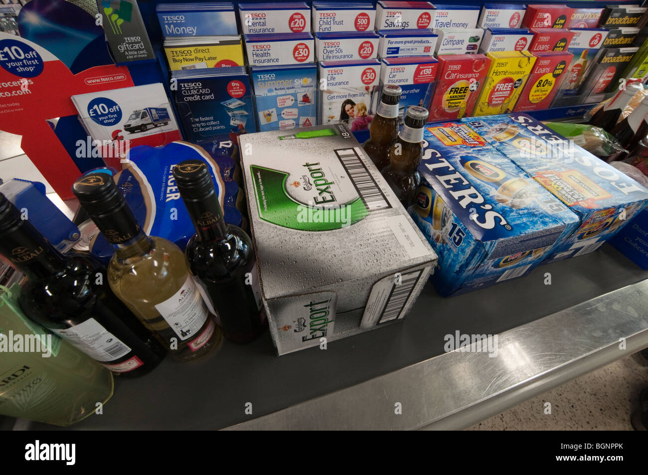 Kartons von Bier und Flaschen von Weinen und Spirituosen an einem Supermarkt Kasse Gürtel - Zweig der Tesco Galashiels Scotland UK Stockfoto