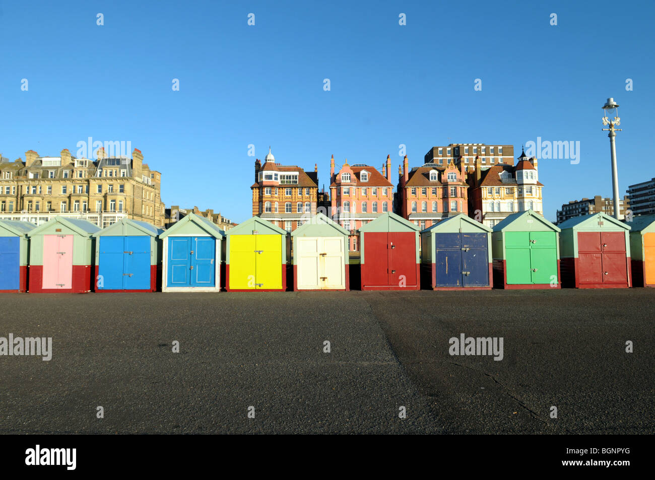 Mehrfarbig lackiert Strandhütten am Strand von Brighton und Hove. Stockfoto